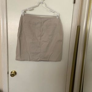 🌹- Women’s size 14 khaki skirt